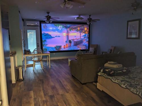 Morehead City House | Cozy studio with movie theater, beach 5 min away