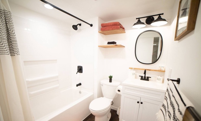 College Place Apartment | Cozy studio with private entrance