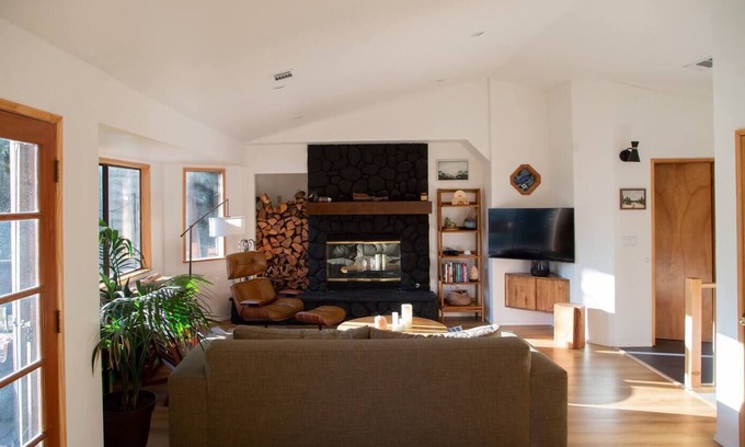 Cedarpines Park House | Cozy & Stylish Modern Mountain Retreat. Dog Friendly! Close to Trails & Lake.