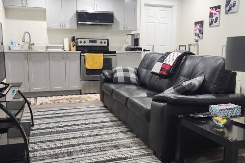 Regina House | Cozy suite near Hospital, Stadium, Airport & RCMP