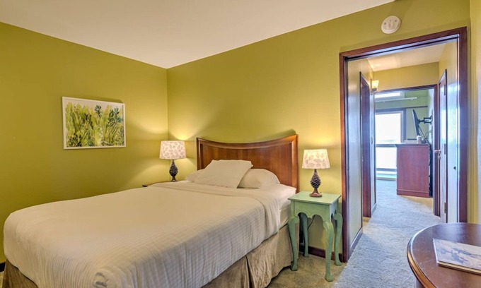 Otter Rock Apartment | Cozy Suite w/Panoramic Ocean Views & Kitchenette