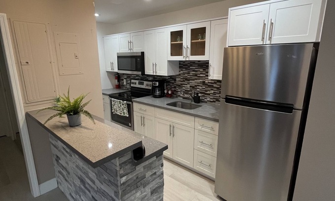 Sunrise Apartment | Cozy sunny Guesthouse close to Fort Lauderdale Sawgrass