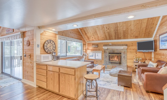 Overlook Park House | Cozy Sunriver Home Close to SHARC with SHARC Passes, Bikes, and Dogs Ok!
