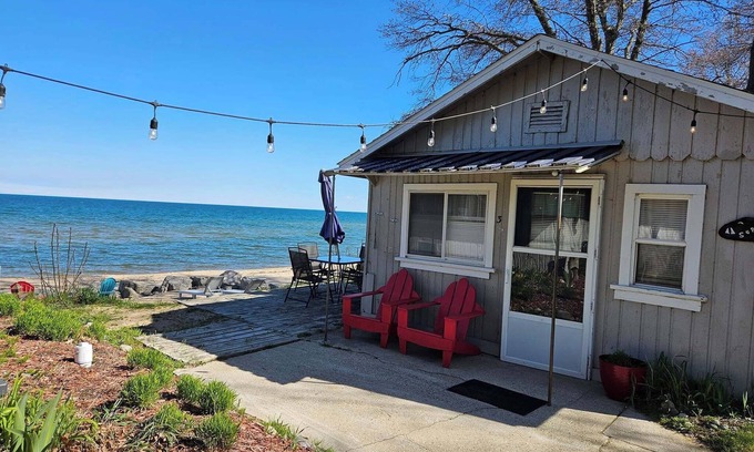 Oscoda Cottage | Cozy Surfside Cottage on Great Lake Huron
