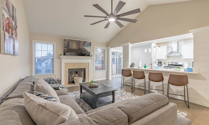 Lawrenceville House | Cozy Sweet Peach 4 BR 3 BA with Bonus Room & Screened Porch - Pet Free home