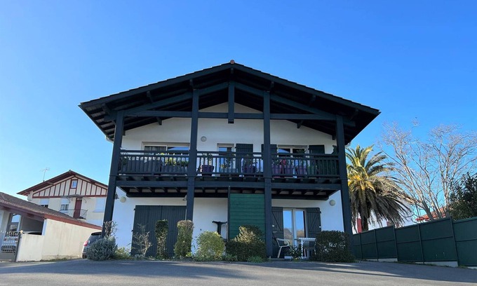 Cambo-les-Bains Apartment | Cozy T1 bis in Cambo-les-Bains: Terrace, Private Parking, Pet Friendly, 10 Min to Town & Thermal Spa