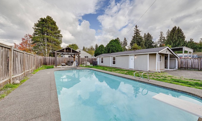South Tacoma Apartment | Cozy Tacoma Getaway w/Grill & Hot Tub!