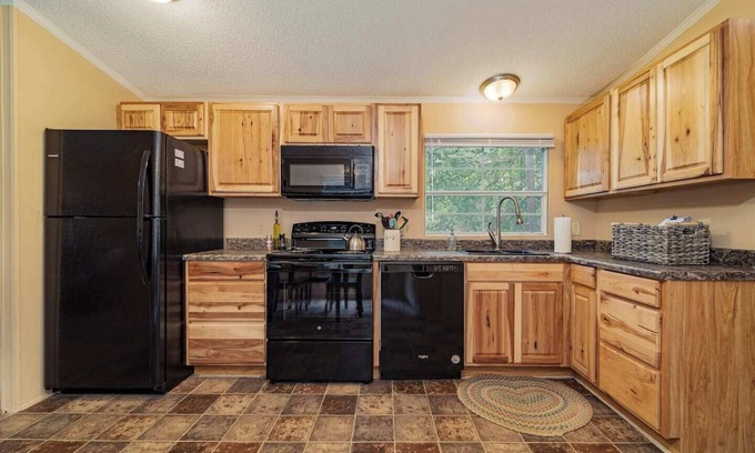 Travelers Rest House | Cozy Terrace~28 Day Midterm~All Parks Pass~FASTWI-FI~Private Backyard~Deck~Grill