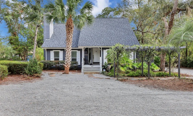 Olde Town House | Cozy three bedroom cottage near the May River with a pool and boat parking