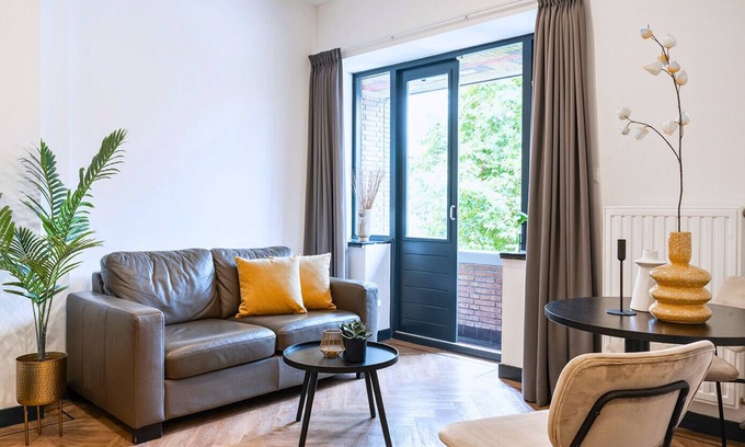 Centrum Apartment | Cozy Tilburg space with 100+ Mbps WiFi, smart TV, and private balcony—ideal for work and relaxation.