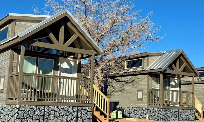 Page Cabin | Cozy Tiny Home King Room #25D