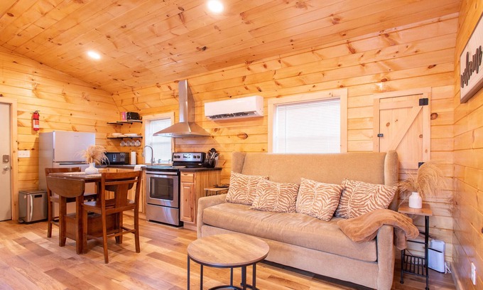 Bronston Cottage | Cozy Tiny Home Near Multiple Marinas & Boat Storage's on Lake Cumberland!