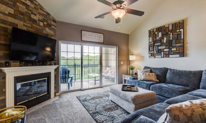 Branson Theater District Condo | Cozy Top-Floor Family Escape, Sleeps 8, Heart of Town, Booking Holiday Stays Now