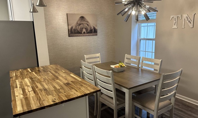 Sevierville House | Cozy Townhome In Downtown Sevierville! Near Dlywod! Avoid Traffic :)