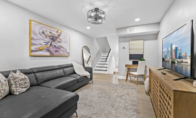 Fairoaks Manhattan Manor House | Cozy townhome perfectly situated to be close to both St Pete and Tampa.