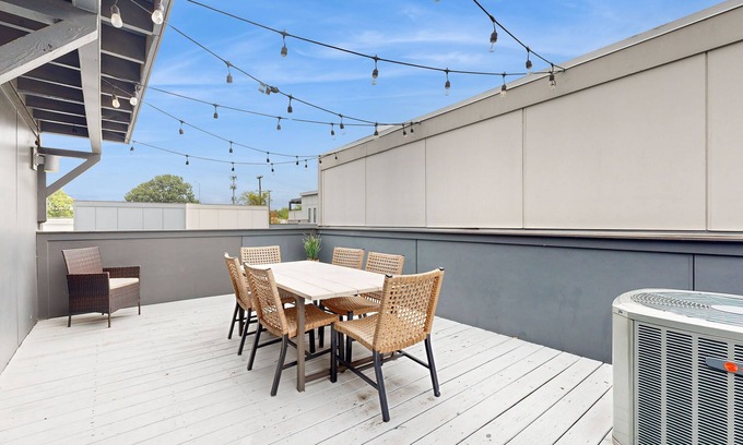Hadley - Washington House | Cozy townhome with Full Kitchen, Garage & Private Rooftop Terrace
