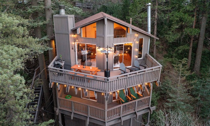 Arrowhead Villas Cabin | Cozy Treehouse with Lake View of Lake Arrowhead - 5 min from Village and Skypark
