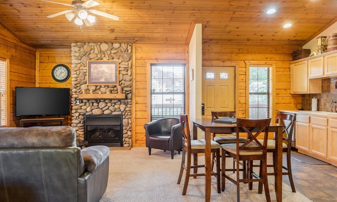 Branson Theater District Cabin | Cozy-up in a Cabin for Two!