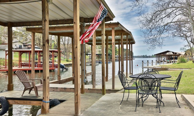 Lakeland House | Cozy Updated Lakefront Home