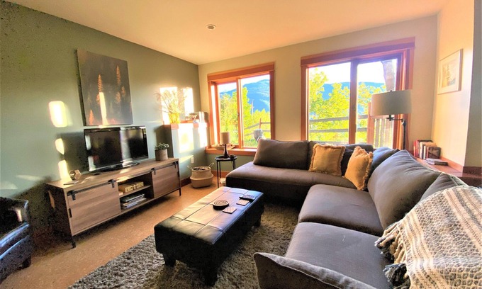 Nelson Apartment | Cozy, Upscale, Next To Trails in the City!