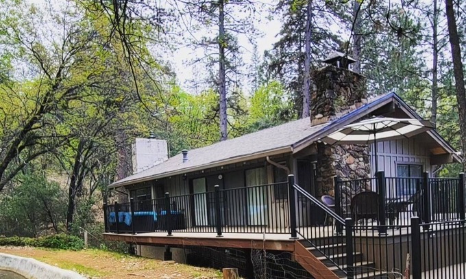 Colfax Cabin | Cozy Upstairs Cabin w/Canal Views 45 mins to slopes & 10 mins to Rollins Lake