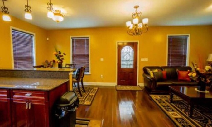 Hollygrove House | Cozy Uptown Carrollton Home - 3 Miles to the Superdome!