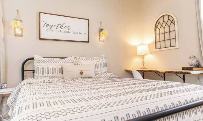 Montgomery Apartment | Cozy Urban Nook in the Heart of the City