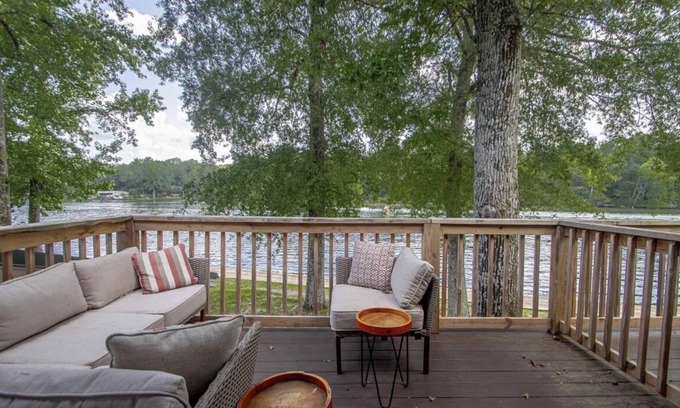 Royal Condo | Cozy lakefront condo with beautiful view of Lake Hamilton!