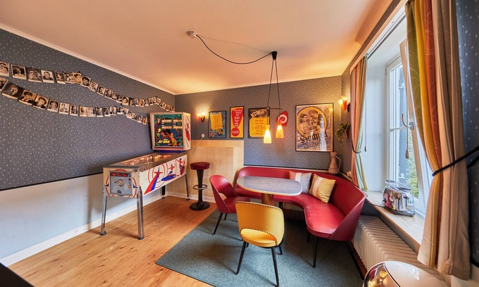 Bielefeld Apartment | Cozy vacation apartment in the 50s style in Bielefeld. With pinball machine & projector!