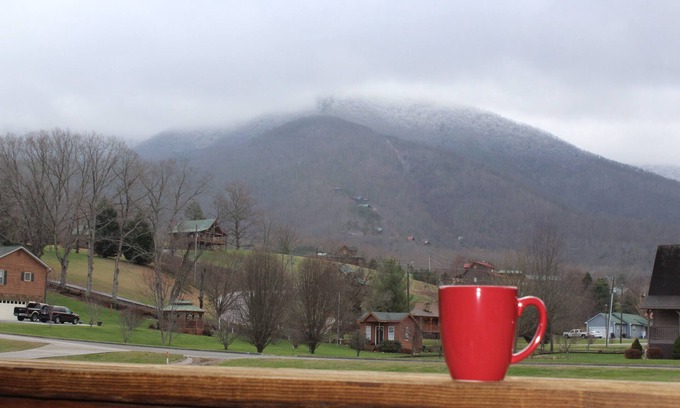 Gatlinburg - Pigeon Forge Cabin | Cozy Valley Retreat in the Smoky Mountains , Perfect Vacation Cabin