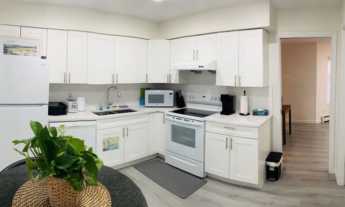 Riley Park House | Cozy Vancouver Home and Free Parking - Ideal Gateway