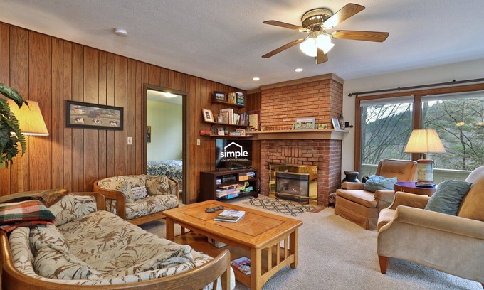 Bridgewater Corners House | Cozy Vermont House Near Killington and Woodstock. Mountainside. Close to Slopes.