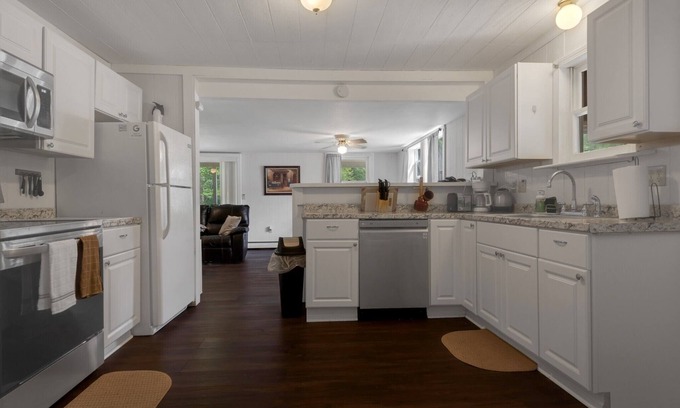 Bennington House | Cozy Vermont Lodge |Hot Tub|Stream | Private | Wifi | SatTV, Beautiful Waterfront Vermont Retreat