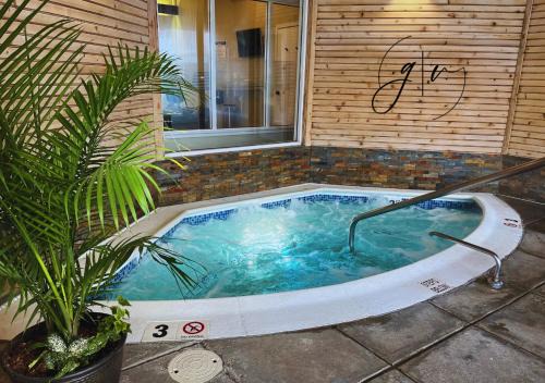 Norwich Apartment | Cozy Villa 3 mins to Mohegan- Fully Stocked with King Bed & Fireplace- Jacuzzi, Saltwater Pools, Sauna
