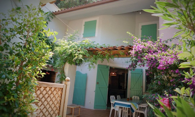 Lecci House | Cozy villa 🌞, air-conditioned, 5' walk to San Ciprianu beach 🌊