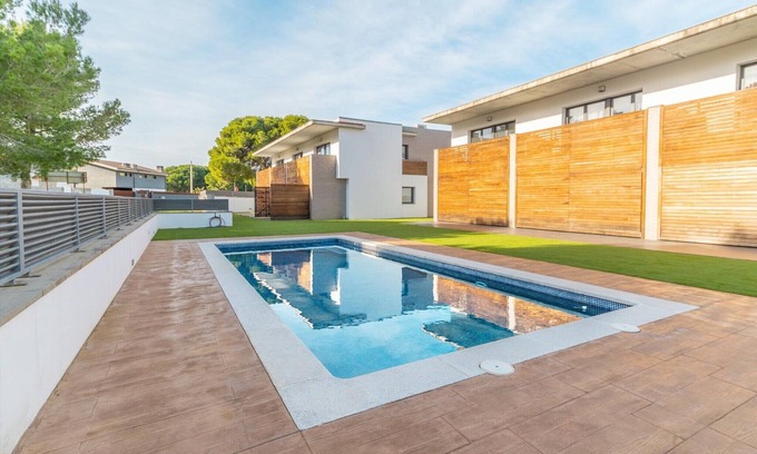 L'Escala Villa | Cozy villa with communal pool