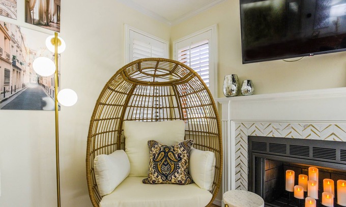 Norwich Villa | Cozy Villa with King Bed and Queen Sofa Bed near Mohegan Casino with Hot Tub