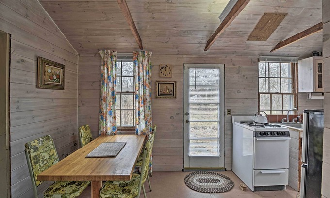 Tisbury Cottage | Cozy Vineyard Haven Cottage < 1 Mi to Beach!
