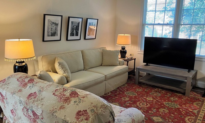 Columbia Condo | Cozy vintage Heathwood condo 2.5 miles to USC, 8-12 min to all hospitals
