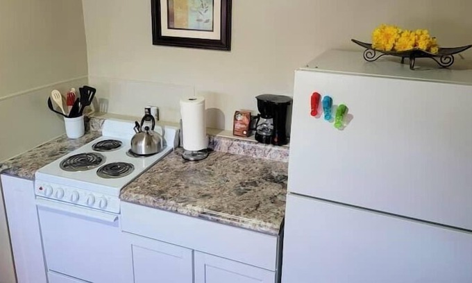 Two Rivers Apartment | Cozy Washington St Apt in the Heart of Two Rivers - Upper