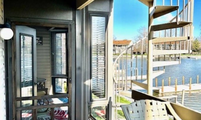 Oak Harbor Condo | Cozy waterfront first-floor Lake Erie getaway with boat dock, Green Cove Resort!