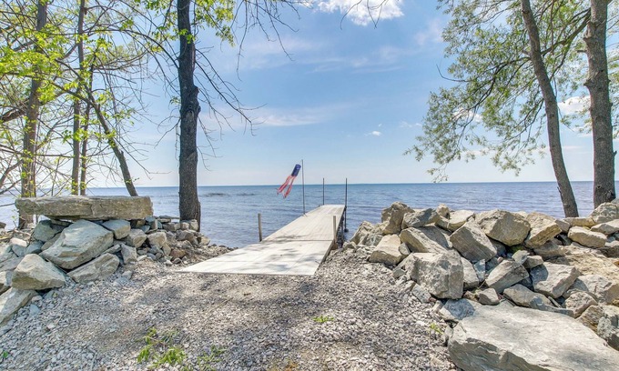 Oconto Cabin | Cozy Waterfront Home on the Bay of Green Bay!