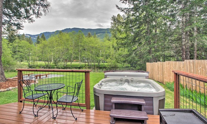 Paradise Estates Cabin | Cozy Waterside Chalet By Mt Rainier National Park!