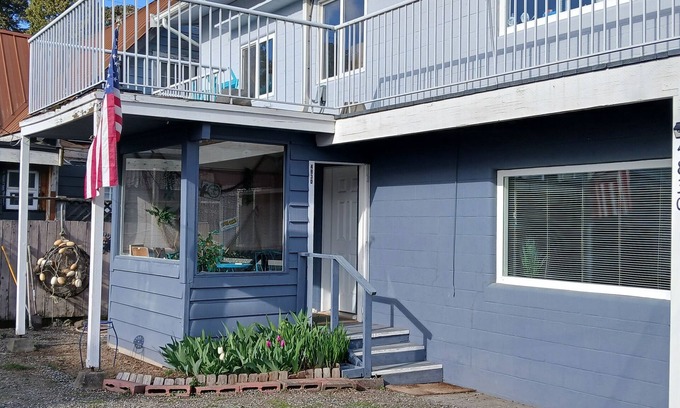Birch Bay Condo | Cozy waterview 2-bedroom condo,73 steps from beach. WiFi, AC in Birch Bay, WA