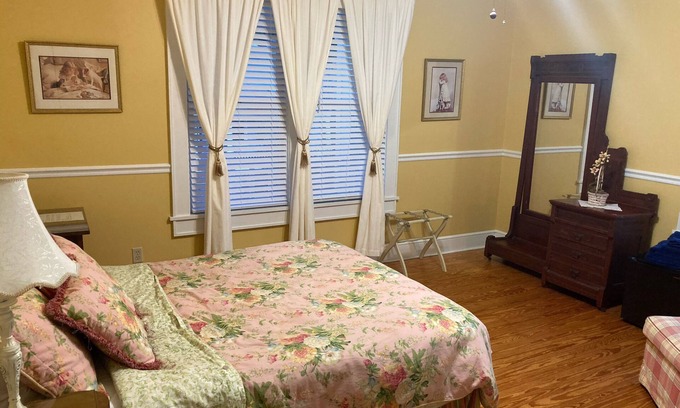 Waynesville House | Cozy Waynesville retreat near Cataloochee Ski Area - Lucile Room