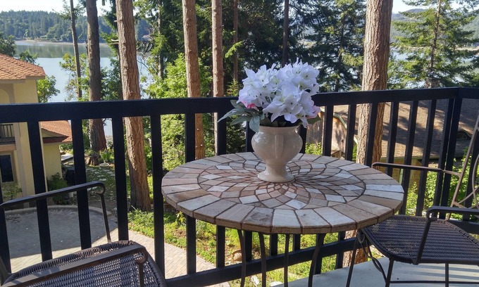 Olympia House | Cozy Winter Retreat at Sunrise Beach Cottage