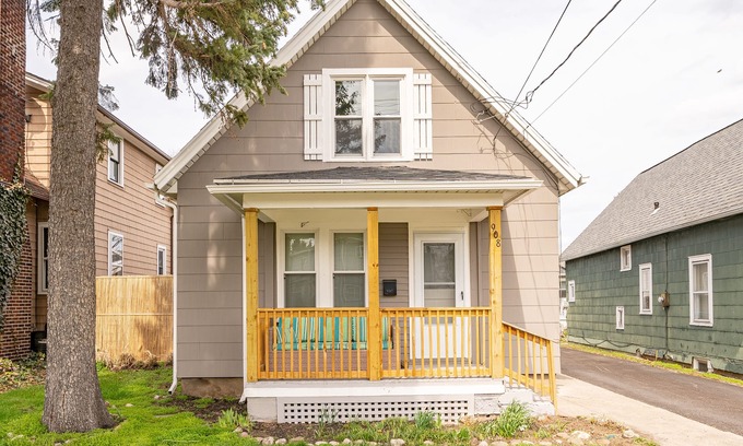 Rochester House | Cozy~Winton Village~King~Short walk to restaurants