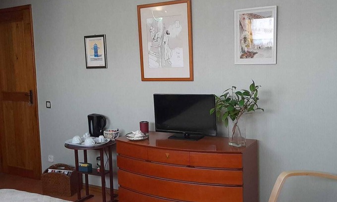 Esmoriz Villa | Cozy Yellow House 10m from the beach