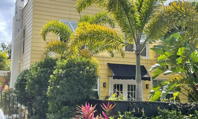Old Northwood Villa | Cozy yellow house