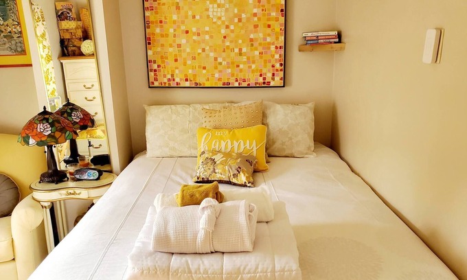 New Haven Apartment | Cozy Yellow Queen Bed By Yale U